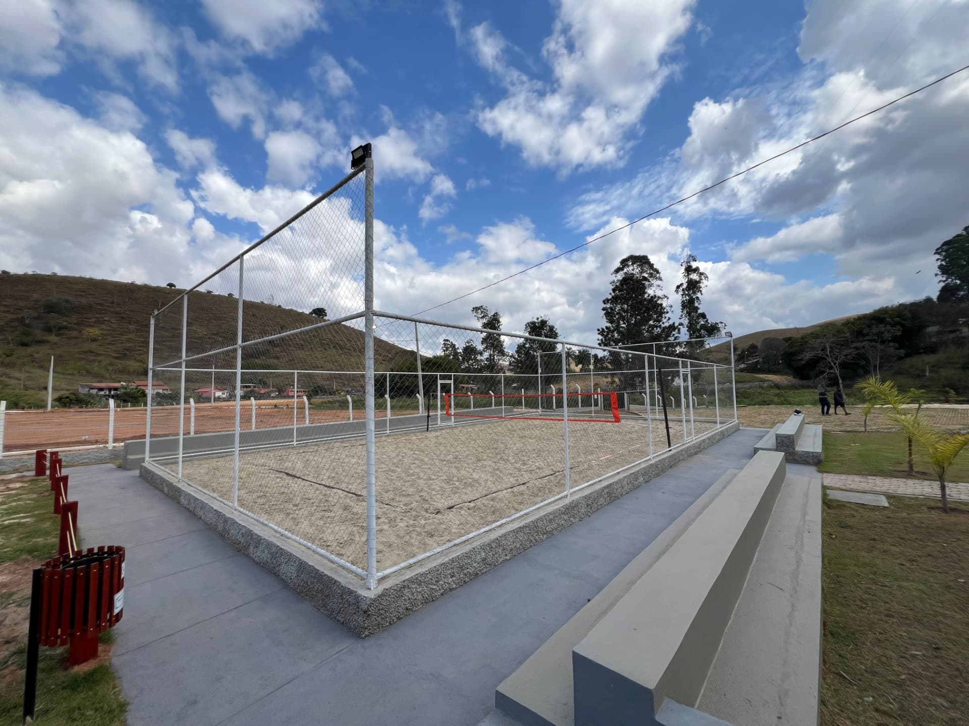 Quadra de beach tennis com arquibancada