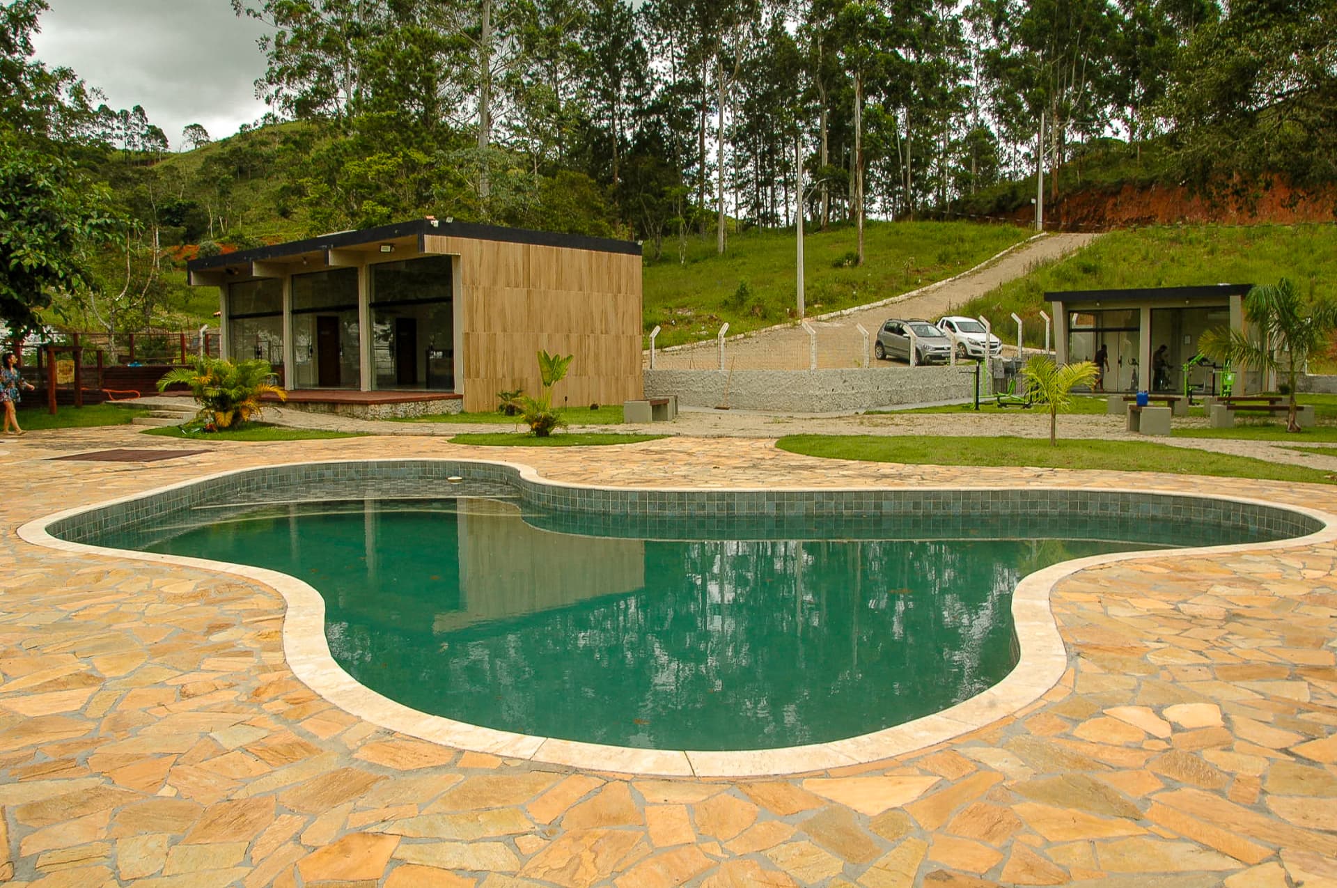 Piscina e área de lazer do condomínio clube