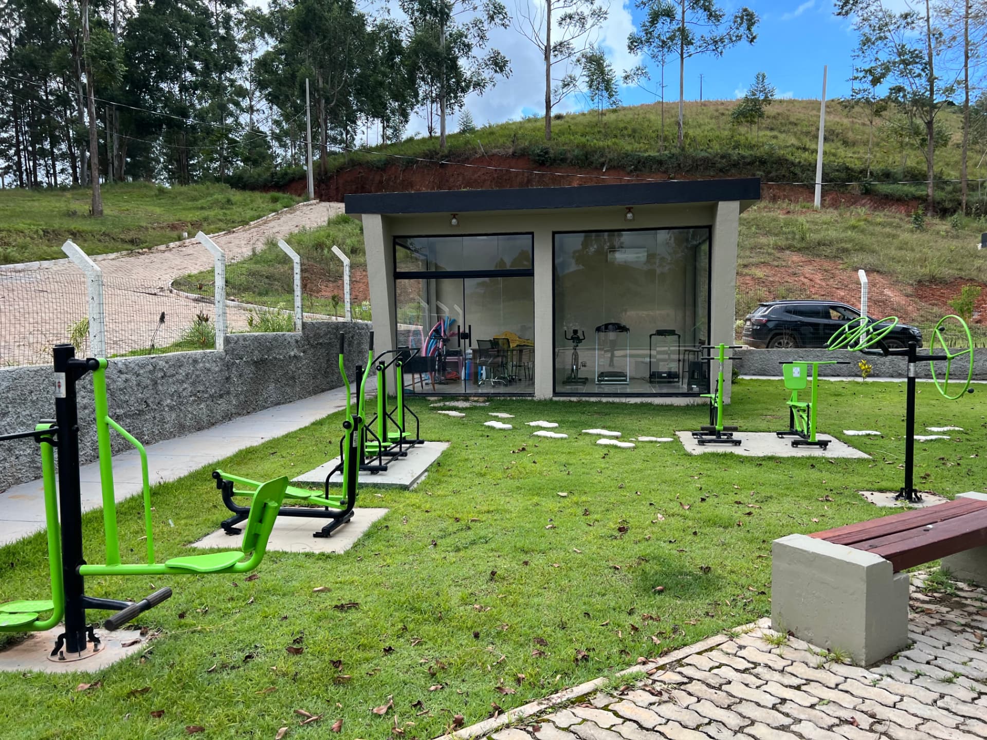 Academia e estação fitness ao ar livre do condomínio