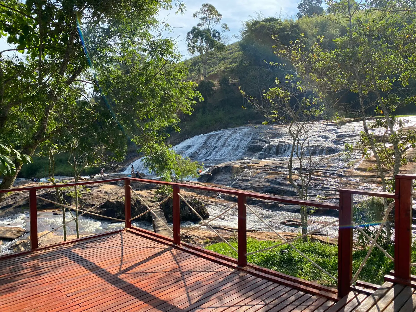 Deck de madeira com vista para a cachoeira do Recanto das Cachoeiras, em Chácara, MG